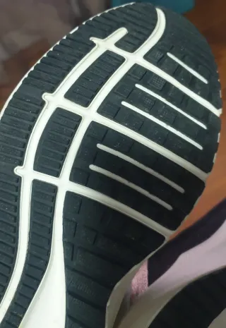 Zapatillas Nike Quest Negras y Doradas