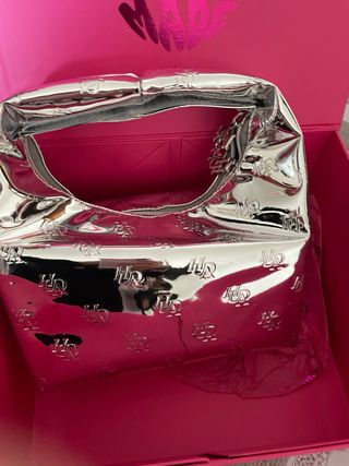 Bolso plateado con logo