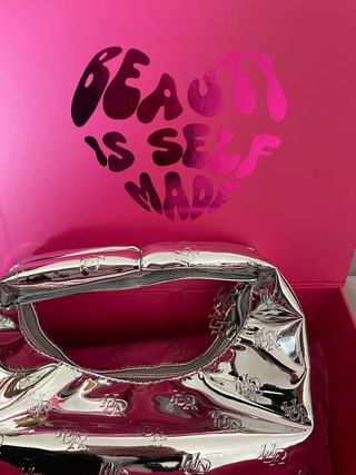 Bolso plateado con logo