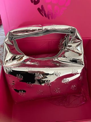 Bolso plateado con logo