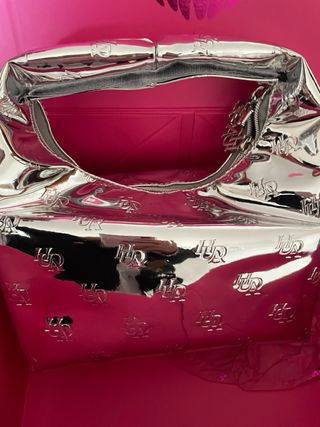 Bolso plateado con logo