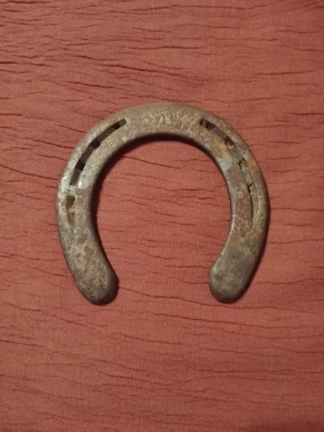 HERRADURA ANTIGUA DE METAL ANTIGÜEDADES