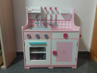 Cocina de madera infantil rosa de Imaginarium.