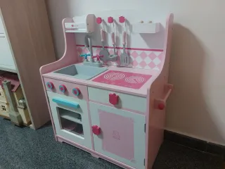Cocina de madera infantil rosa de Imaginarium.