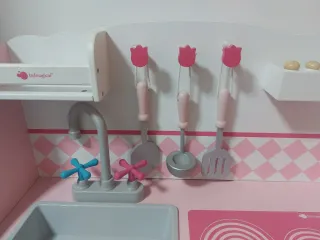 Cocina de madera infantil rosa de Imaginarium.