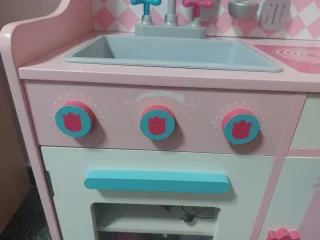 Cocina de madera infantil rosa de Imaginarium.