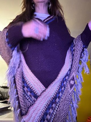 Poncho tejido con flecos