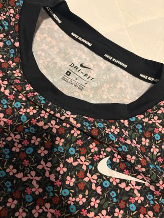 Camiseta Nike floral manga larga