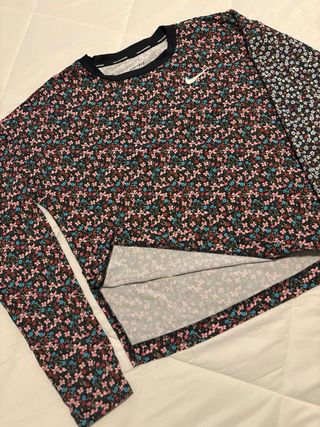 Camiseta Nike floral manga larga
