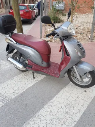 Moto Scooter Honda Gris