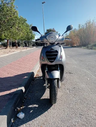 Moto Scooter Honda Gris