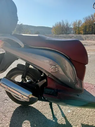 Moto Scooter Honda Gris