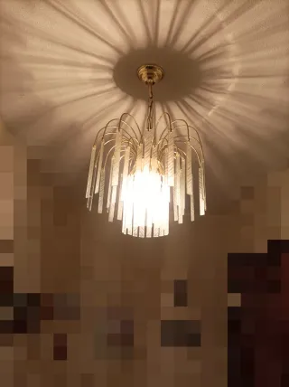 Lámpara colgante dorada y transparente