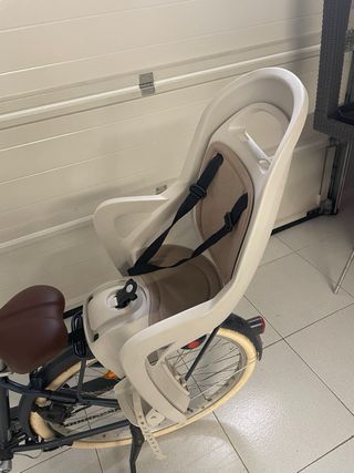 Bicicleta urbana azul con silla para niño