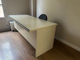 Mesa de despacho beige y negra