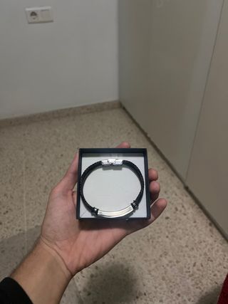 Pulsera cuero negra con detalle plateado