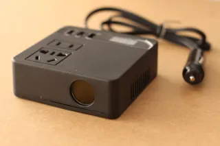 Inversor de corriente para coche 12V a 220V.