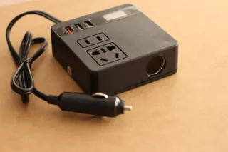 Inversor de corriente para coche 12V a 220V.