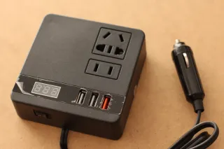 Inversor de corriente para coche 12V a 220V.