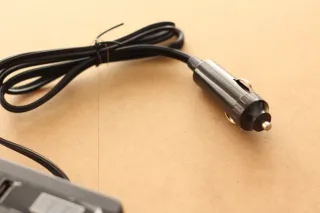 Inversor de corriente para coche 12V a 220V.