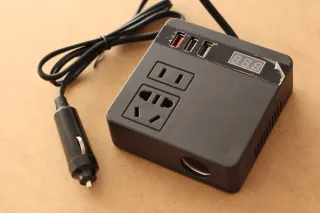 Inversor de corriente para coche 12V a 220V.