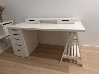 Escritorio blanco con cajoneras