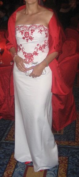 Vestido Lujo Fiesta Blanco con Bordado Rojo