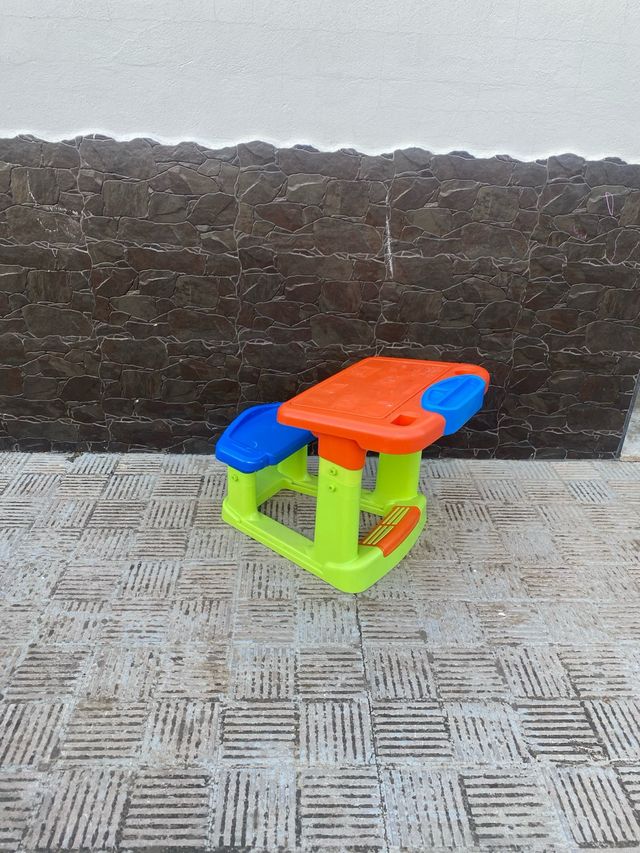 Pupitre infantil naranja, azul y verde