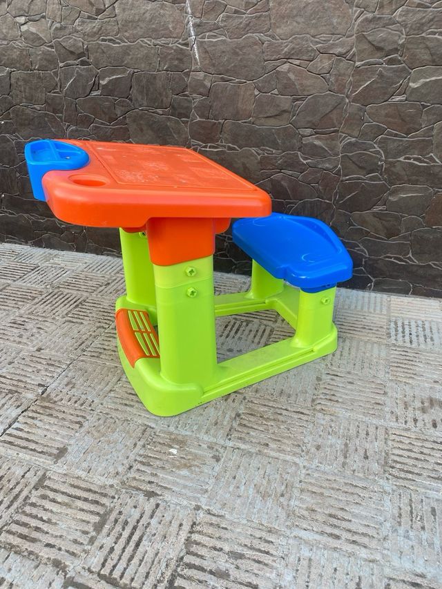 Pupitre infantil naranja, azul y verde