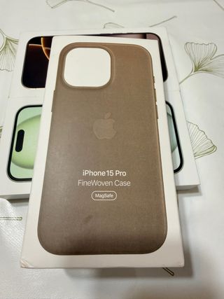Custodia iPhone 15 Pro FineWoven MagSafe