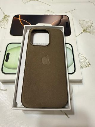 Custodia iPhone 15 Pro FineWoven MagSafe