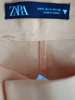 Pantalón naranja Zara