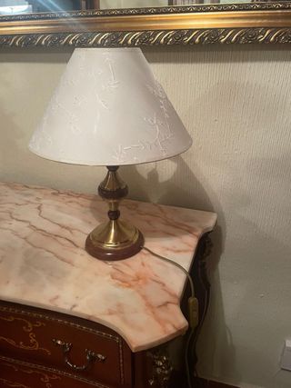 Lámpara de mesa dorada y madera