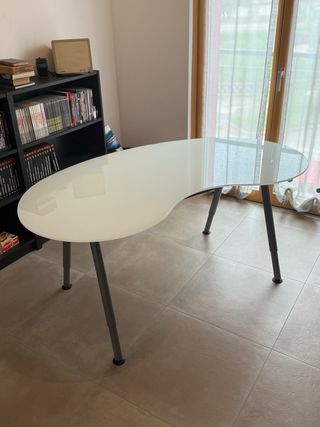 Tavolo moderno in vetro opaco e acciaio