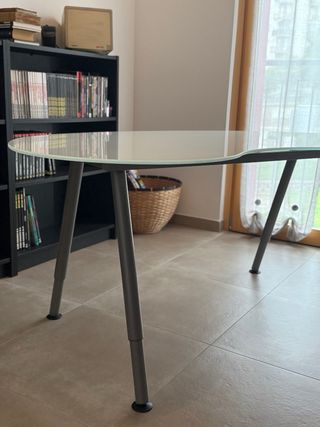 Tavolo moderno in vetro opaco e acciaio