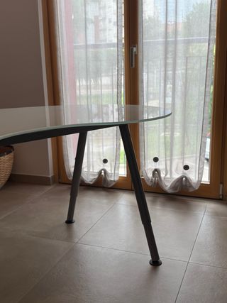 Tavolo moderno in vetro opaco e acciaio