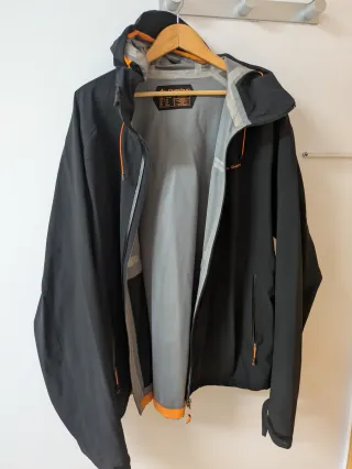 Chaqueta impermeable Quechua negra y naranja