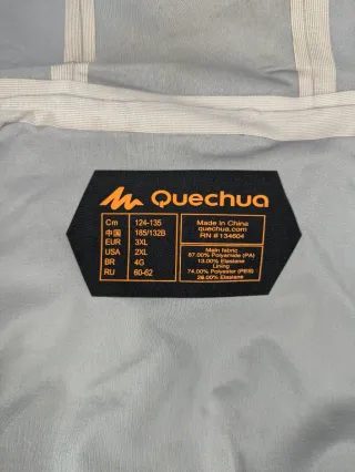 Chaqueta impermeable Quechua negra y naranja