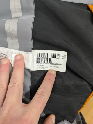 Chaqueta impermeable Quechua negra y naranja