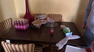 Mesa de comedor de madera y plástico