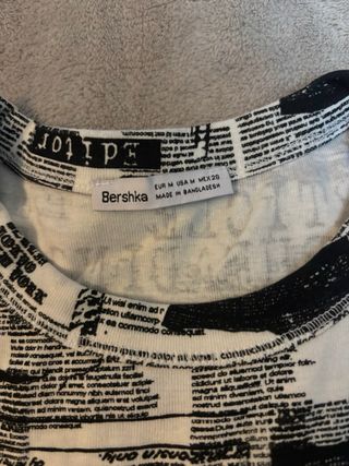 Camiseta Bershka Estampado Periódico