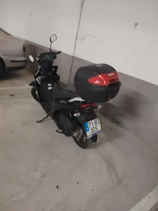 Suzuki Address 125 Negra con Baúl Givi