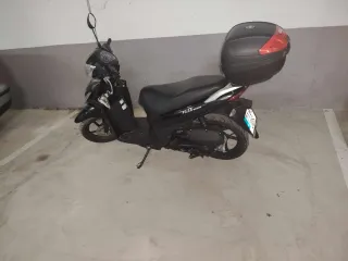 Suzuki Address 125 Negra con Baúl Givi