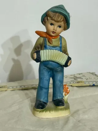 Antica statuina bambino con fisarmonica