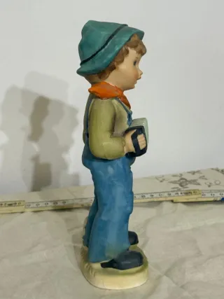 Antica statuina bambino con fisarmonica