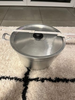 Pentola in alluminio con manici