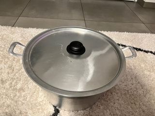 Pentola in alluminio con manici