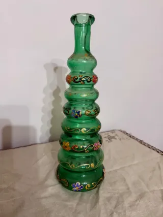 Antica bottiglia in vetro decorata