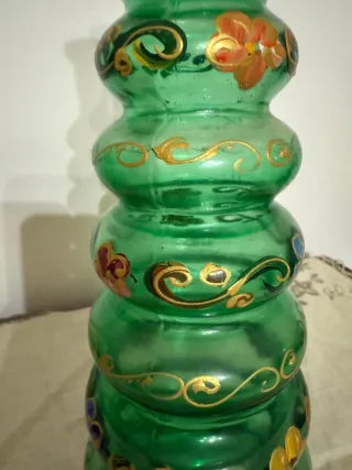 Antica bottiglia in vetro decorata