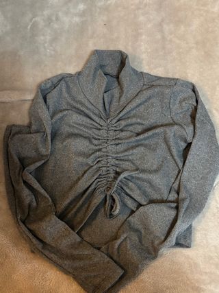 Top gris con cordón fruncido